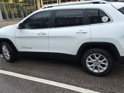 Used 2017 Jeep Cherokee Latitude w/ Comfort/Convenience Group image 6