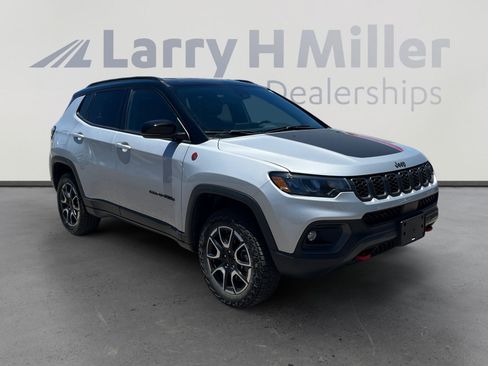 Certified 2024 Jeep Compass Trailhawk AWD/4WD image 7
