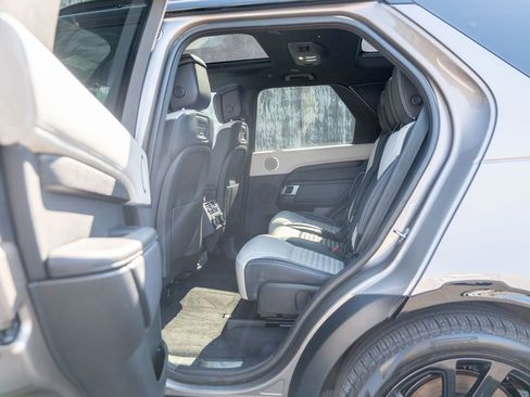 Used 2023 Land Rover Discovery Metropolitan Edition AWD/4WD image 32