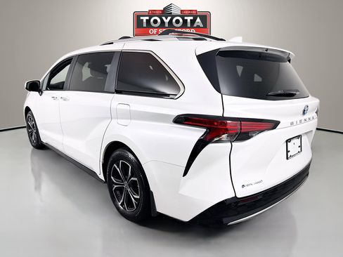 Certified 2025 Toyota Sienna Platinum image 5