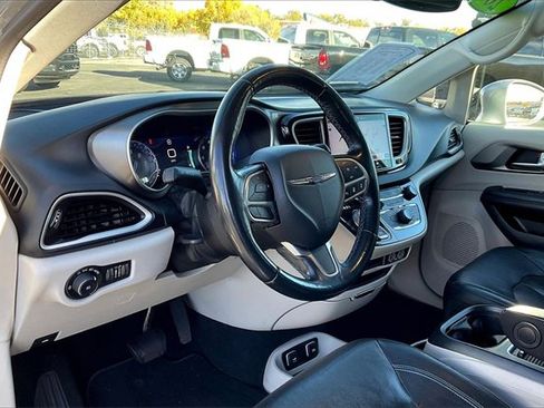 Used 2021 Chrysler Pacifica Touring-L image 13