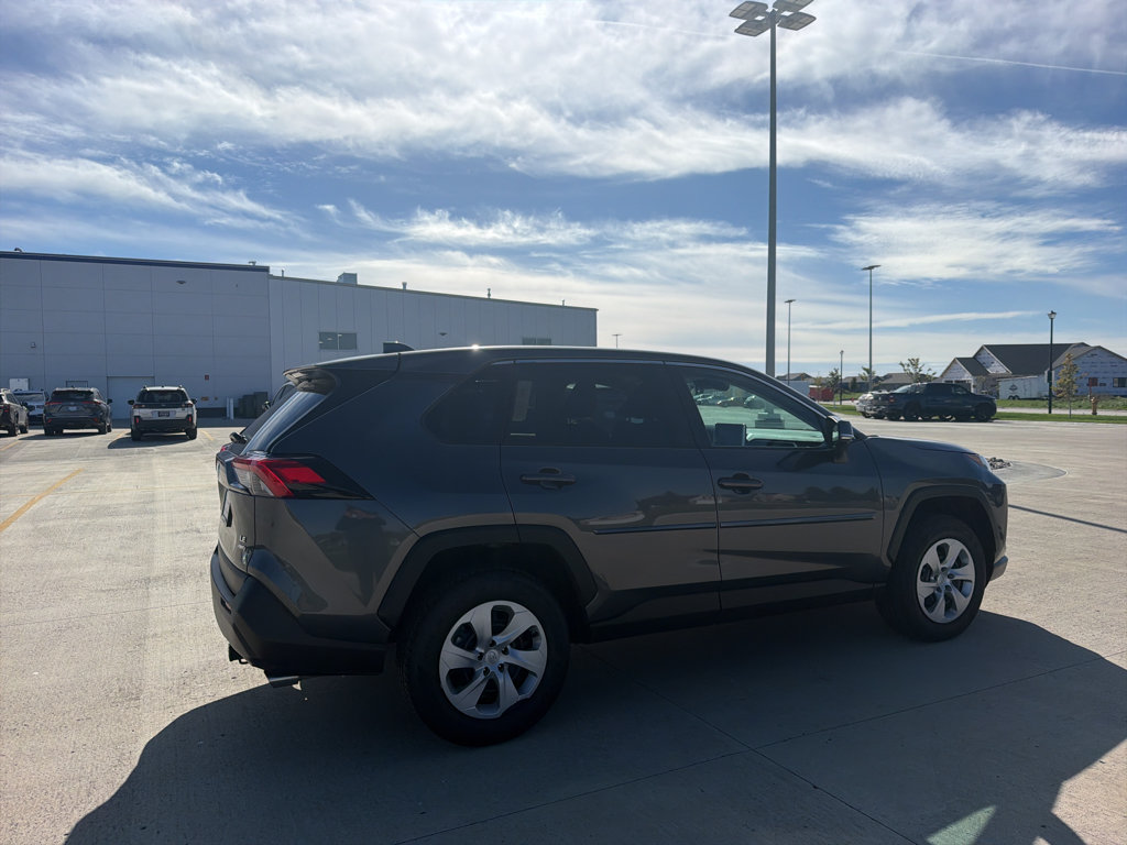 Used 2023 Toyota RAV4 LE AWD/4WD image 5