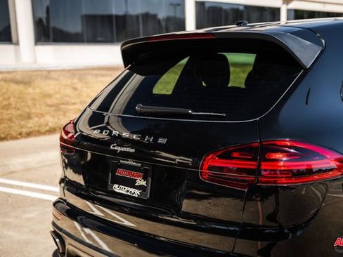 Used 2018 Porsche Cayenne Platinum Edition image 29