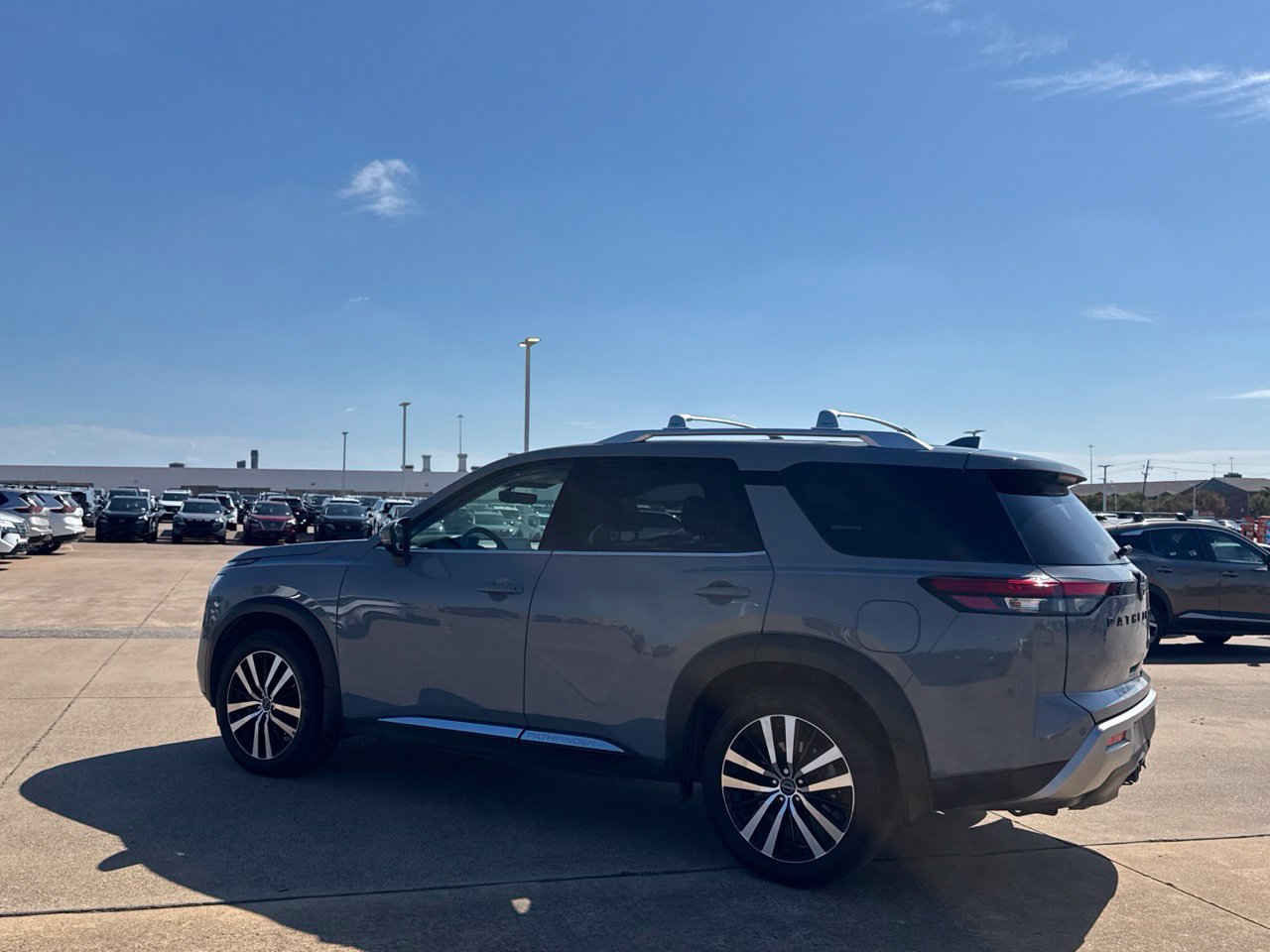 Used 2024 Nissan Pathfinder Platinum FWD image 17