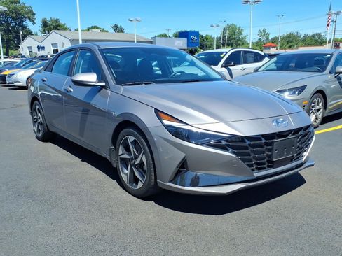 Certified 2023 Hyundai Elantra Limited FWD image 3