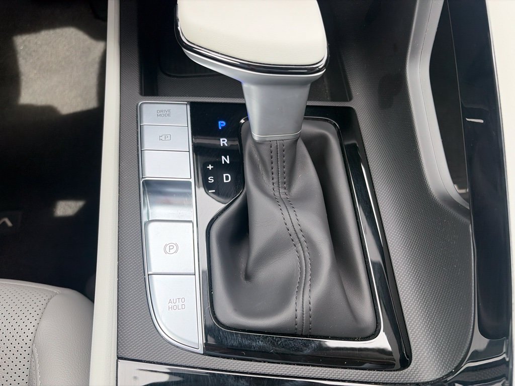 Certified 2025 Hyundai Elantra Limited FWD image 30