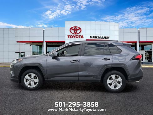 Used 2021 Toyota RAV4 LE AWD/4WD image 2