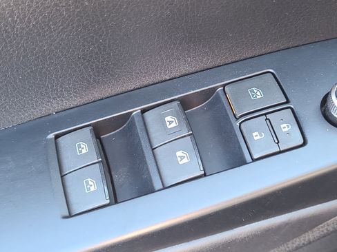 Used 2017 Toyota Highlander LE image 25