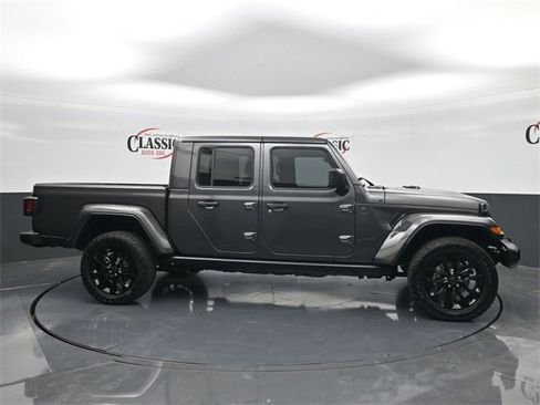 Used 2025 Jeep Gladiator Sport image 6