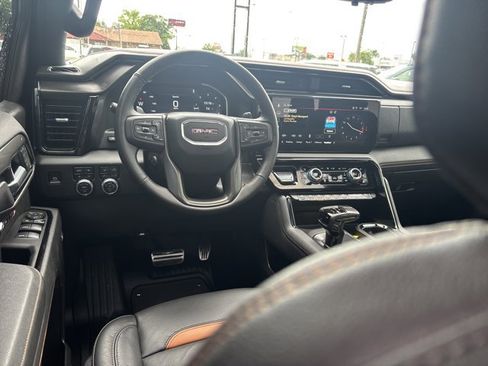 Used 2025 GMC Sierra 1500 AT4 w/ Technology Package AWD/4WD image 17