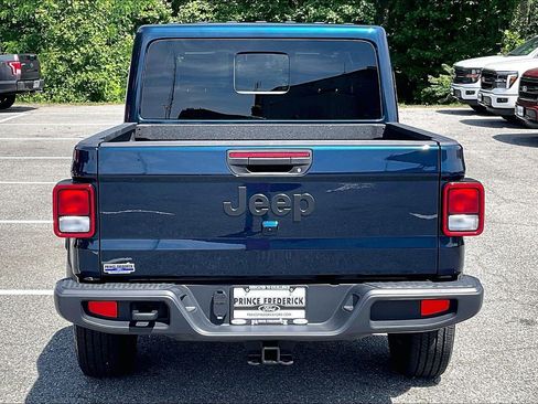 Used 2025 Jeep Gladiator Sport w/ Premium Package AWD/4WD image 4