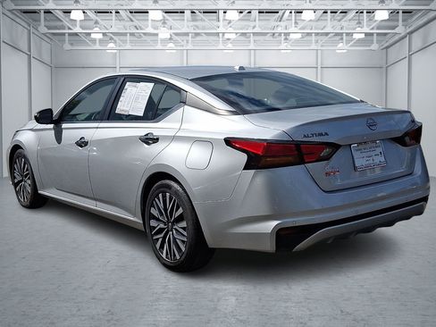 Used 2024 Nissan Altima 2.5 SV FWD image 3
