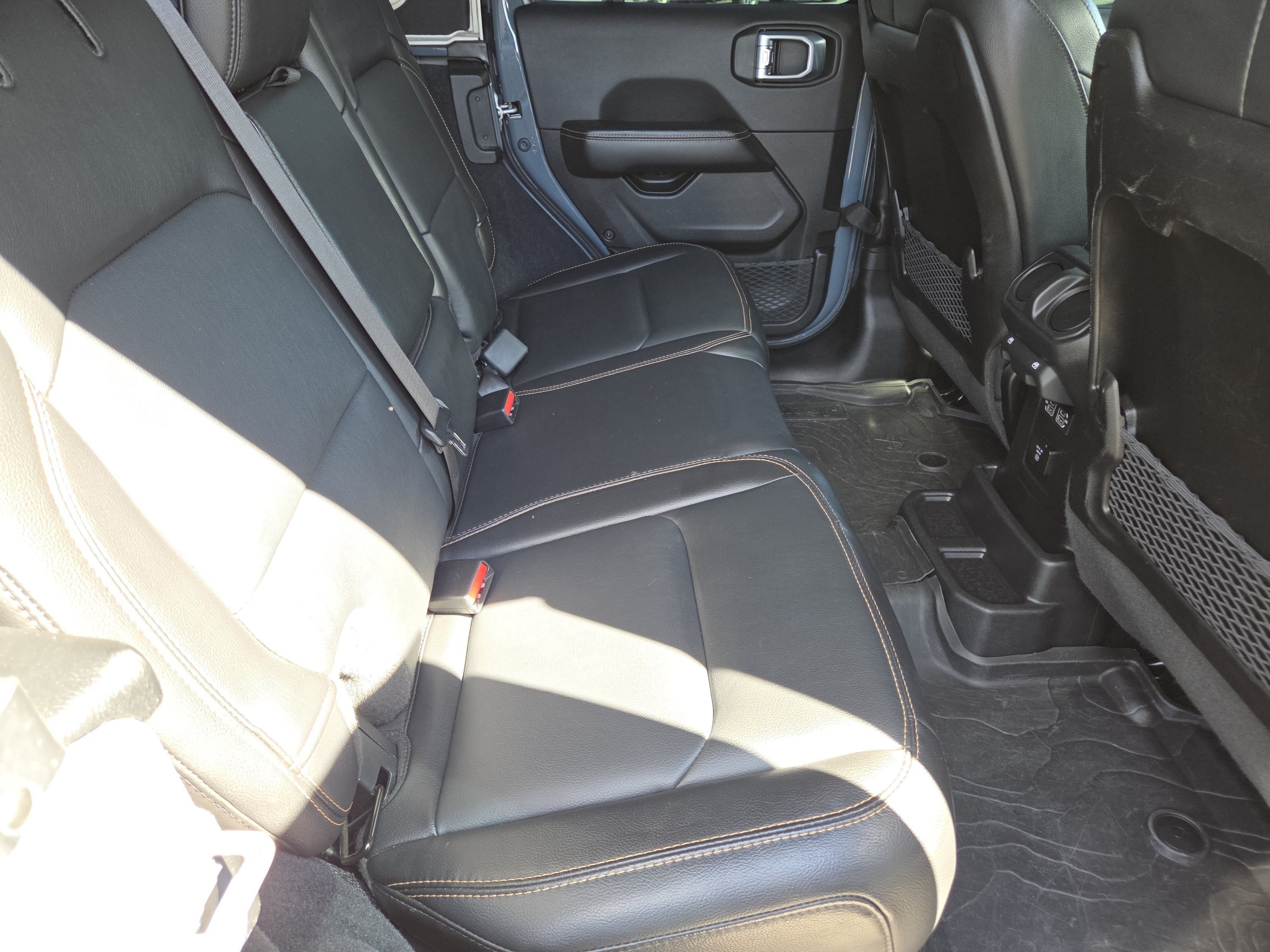 Used 2024 Jeep Wrangler Unlimited Sahara w/ Technology Group AWD/4WD image 30