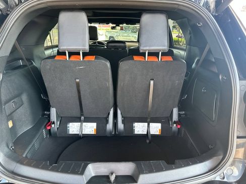 Used 2019 Ford Explorer XLT w/ Equipment Group 202A AWD/4WD image 17