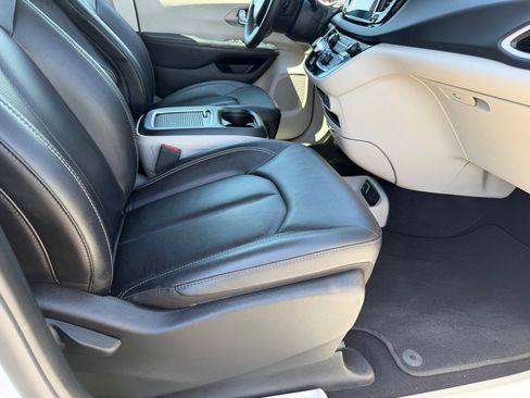 Used 2024 Chrysler Pacifica Touring-L FWD image 12