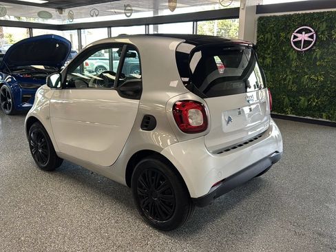 Used 2017 smart fortwo pure RWD image 3