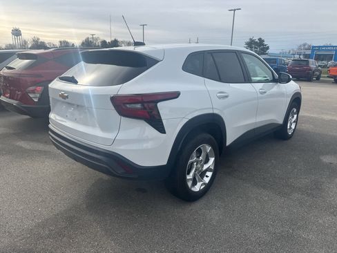 Used 2025 Chevrolet Trax LS w/ LS Convenience Package image 4