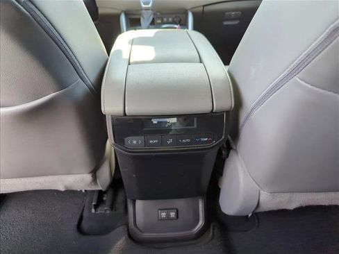 Used 2021 Toyota Highlander XLE image 25