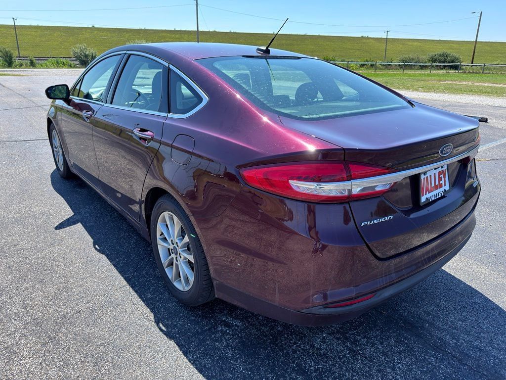 Used 2017 Ford Fusion SE w/ Fusion SE Technology Package FWD image 16