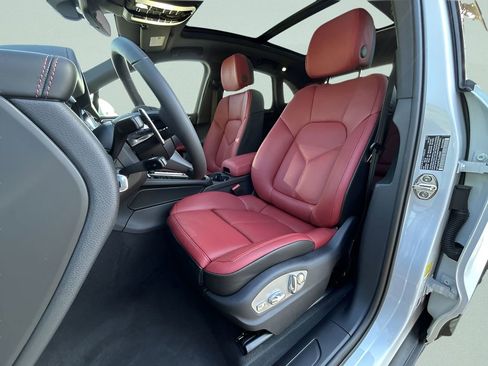 Certified 2025 Porsche Macan image 7
