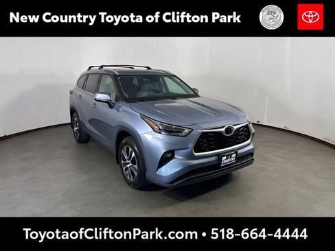 Used 2023 Toyota Highlander XLE AWD/4WD image 1