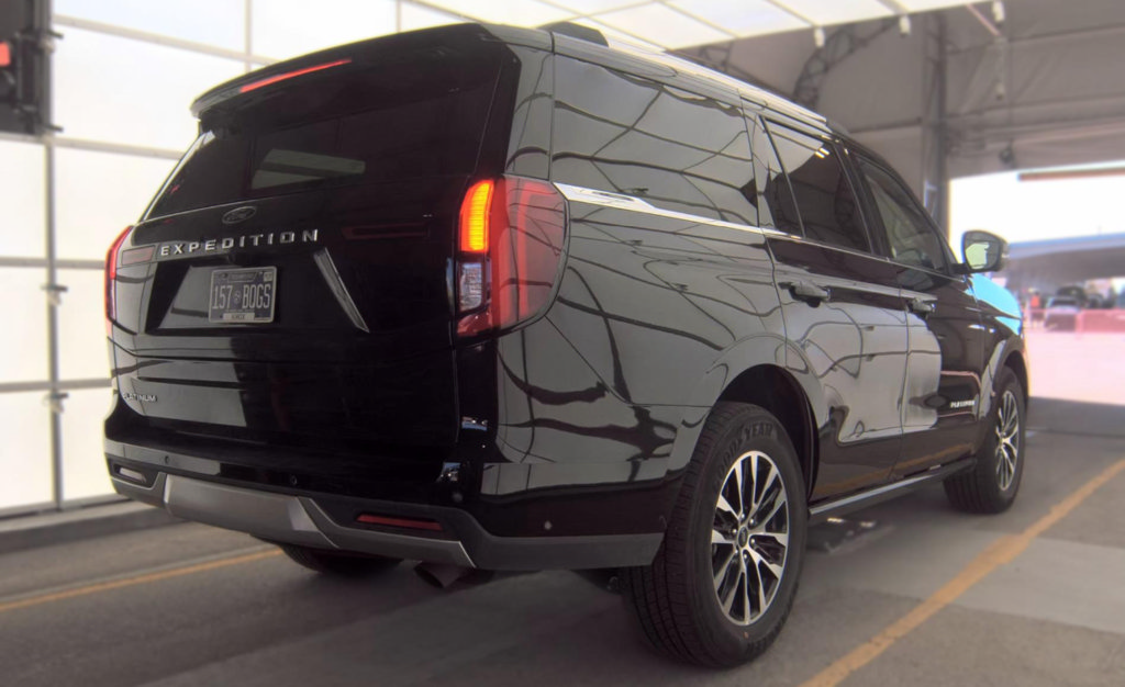 Used 2025 Ford Expedition Platinum AWD/4WD image 3