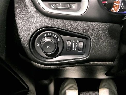 Used 2019 Jeep Renegade Latitude w/ Cold Weather Group image 16