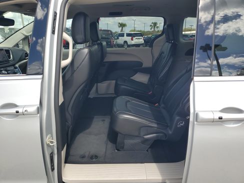Used 2024 Chrysler Pacifica Touring-L FWD image 13