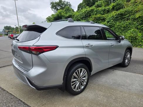 Used 2022 Toyota Highlander Platinum FWD image 11