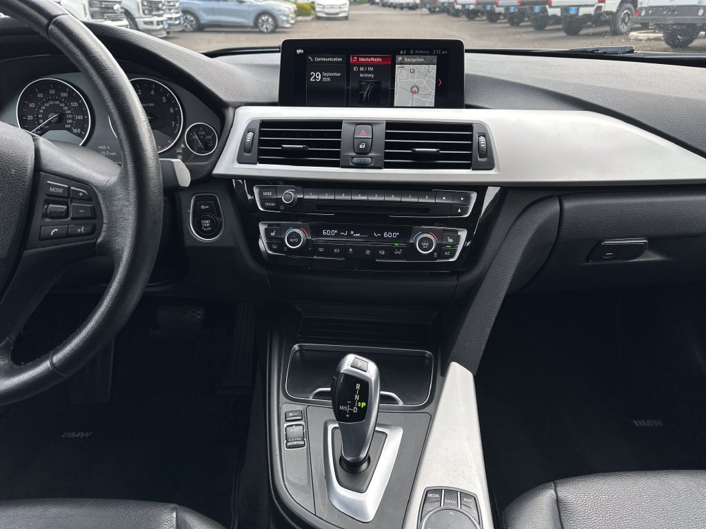 Used 2018 BMW 320i xDrive Sedan AWD/4WD image 16