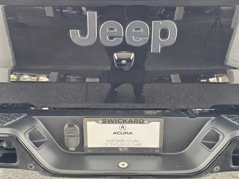 Used 2023 Jeep Gladiator Overland AWD/4WD image 13