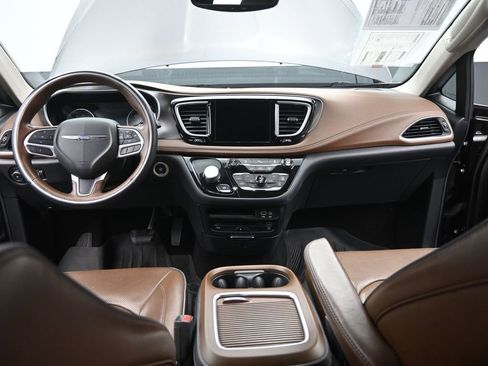 Used 2018 Chrysler Pacifica Limited image 24