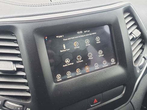 Used 2019 Jeep Cherokee Latitude w/ Popular Appearance Group AWD/4WD image 28