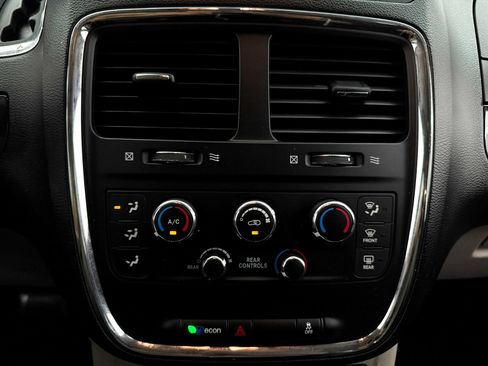 Used 2017 Dodge Grand Caravan SE w/ UConnect Hands-Free Group FWD image 22
