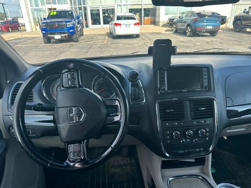 Used 2019 Dodge Grand Caravan SXT FWD image 19