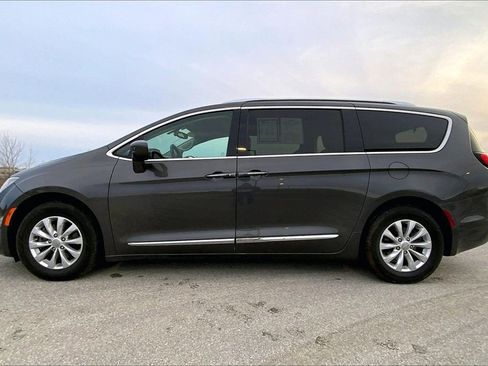 Used 2019 Chrysler Pacifica Touring-L image 8