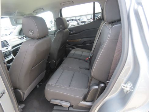 Used 2023 GMC Acadia SLE w/ Driver Convenience Package FWD image 21