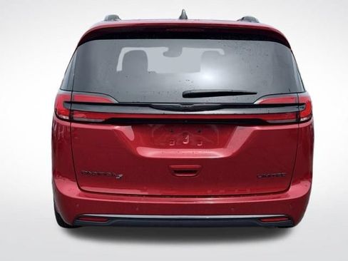Used 2025 Chrysler Pacifica Limited FWD image 7