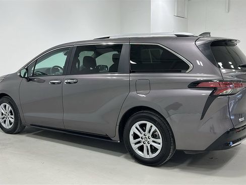 Used 2023 Toyota Sienna Limited image 4