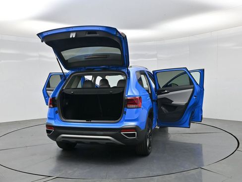 Used 2023 Volkswagen Taos SE w/ Panoramic Sunroof Package FWD image 33