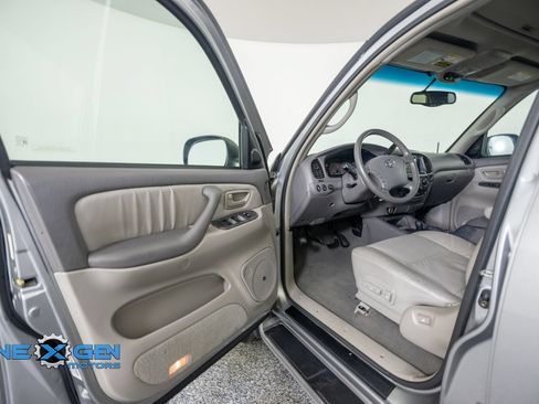 Used 2004 Toyota Sequoia Limited w/ Preferred Accessory Pkg AWD/4WD image 9