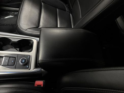 Used 2023 Ford Explorer XLT image 21