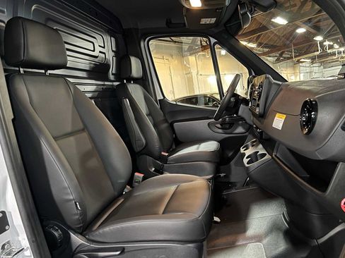 Used 2025 Mercedes-Benz Sprinter 2500 image 12