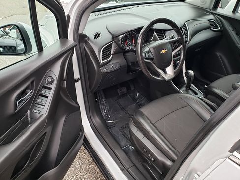 Used 2020 Chevrolet Trax LT w/ LT Convenience Package image 9