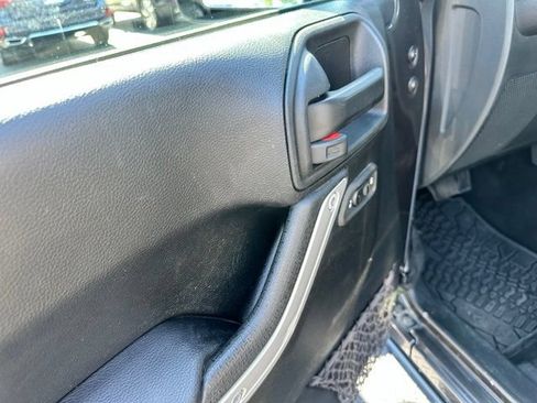 Used 2017 Jeep Wrangler Unlimited Sahara AWD/4WD image 15