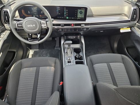 New 2025 Kia Sorento LX image 18