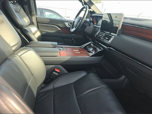 Used 2024 Lincoln Navigator Premiere image 8