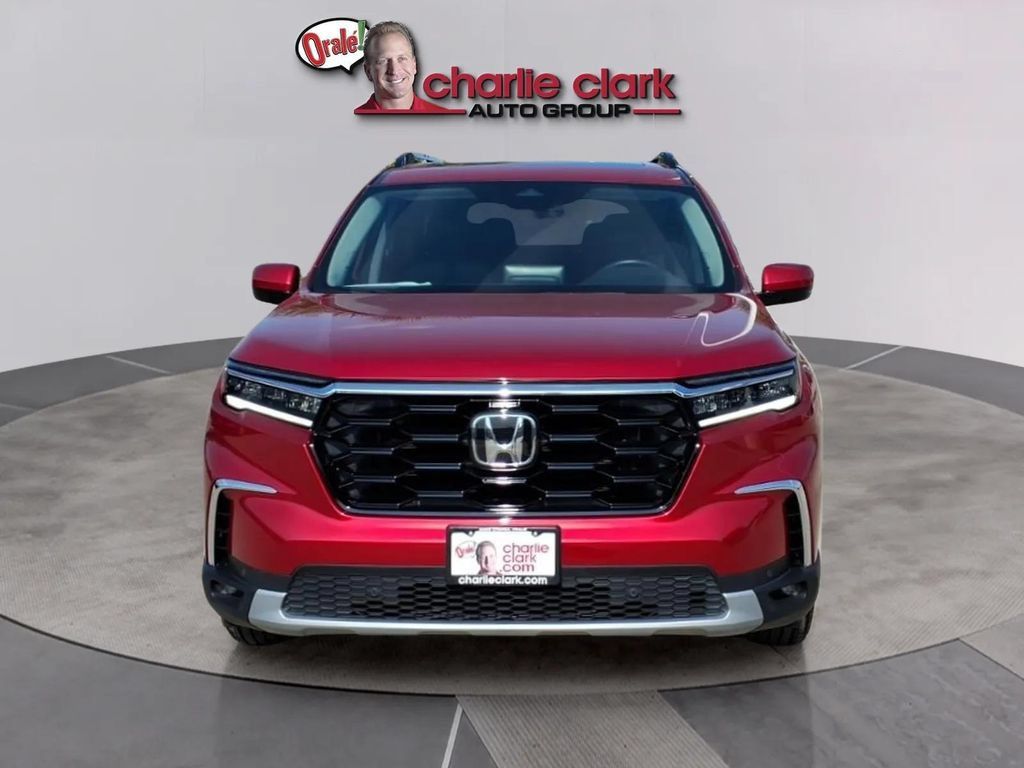 Used 2025 Honda Pilot Touring image 8