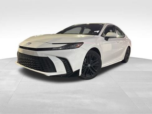 Used 2025 Toyota Camry SE image 1