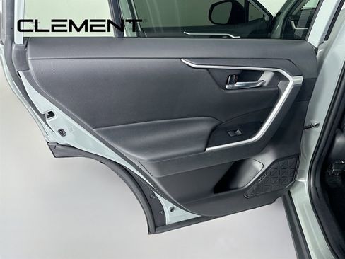 Used 2021 Toyota RAV4 XLE w/ Convenience Package image 31